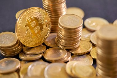 Farklı pozisyonlarda istiflenmiş Euro sikkeleri olan bitcoin. Para kavramı