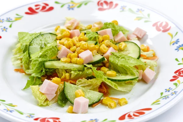 Salade Met Ham Witte Plaat Goed Zicht — Stockfoto