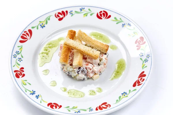 Beyaz tabakta et salatası, yakın görüş. 