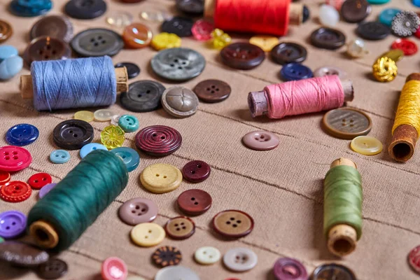 彩色古董纽扣和缝纫工具的背景和质地 — 图库照片