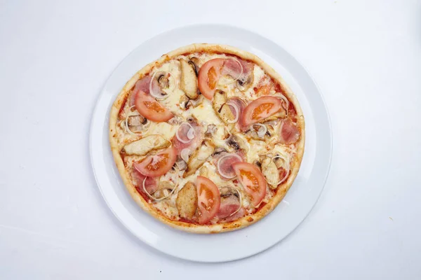 Välsmakande Pizza Isolerad Vit Bakgrund Nära Utsikt — Stockfoto