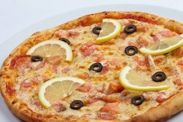 Gustosa Pizza Isolata Sfondo Bianco Vista Vicino — Foto Stock