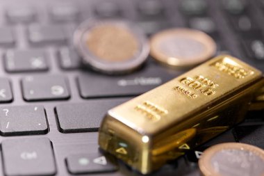 para sikkeleri dizüstü bilgisayarda altın çubuk, yakın görünüm 