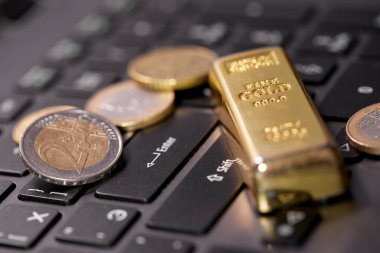 para sikkeleri dizüstü bilgisayarda altın çubuk, yakın görünüm 