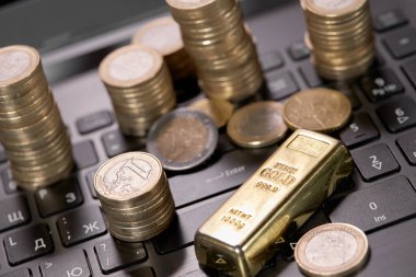 para sikkeleri dizüstü bilgisayarda altın çubuk, yakın görünüm 