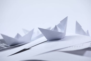 kağıt tekne ve belgeler, iş konsepti 