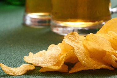 Patates cipsi ve bira, yakın plan.