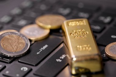 Para, bilgisayardaki altın külçeler gibidir. Yakın görüş. 