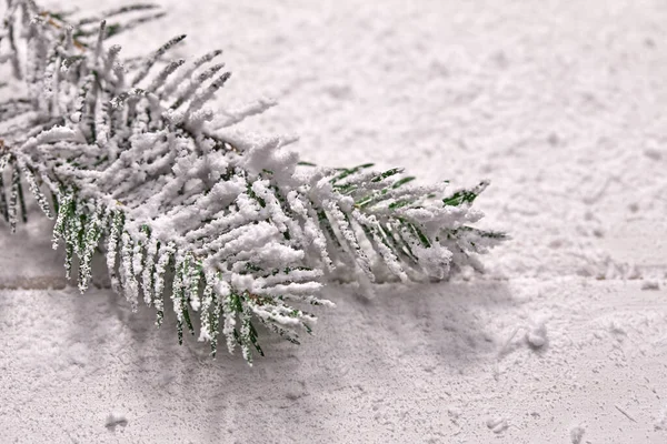 Masada Beyaz Toplarla Noel Süslemesi Yakın Görüş — Stok fotoğraf