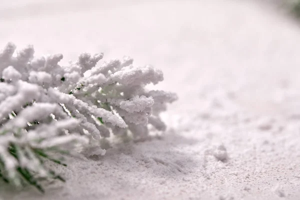 テーブルの上に白いボールとクリスマスの装飾 — ストック写真