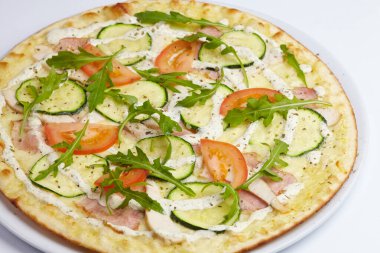 Beyaz tabakta lezzetli bir pizza, yakın görüş. 