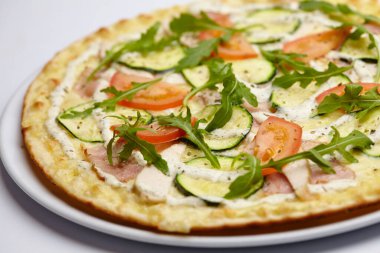 Beyaz tabakta lezzetli bir pizza, yakın görüş. 