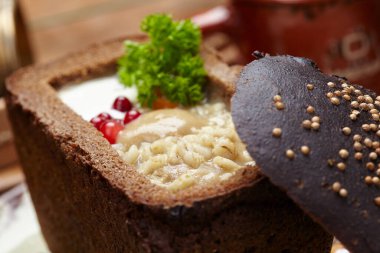 Ekmek kasesinde servis edilen çorba, yakın görüş. 