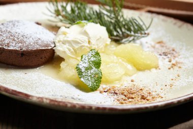 Tabağında dondurma olan çikolatalı pasta, yakın görüş. 