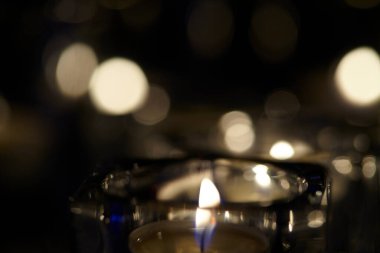 Koyu arkaplanda mum ışıkları, yakın görünüm 