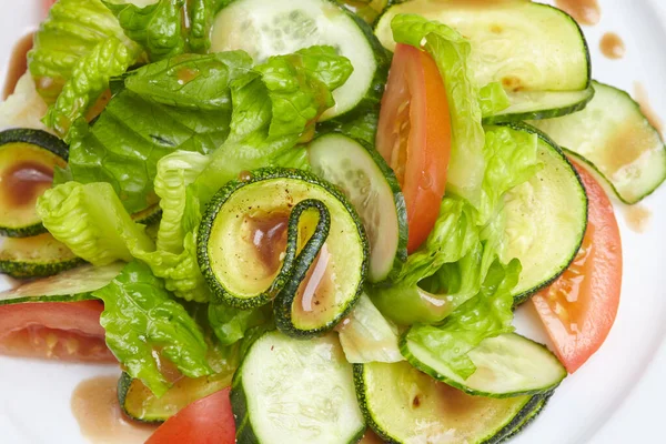 Salade Légumes Sur Assiette Blanche Vue Rapprochée — Photo