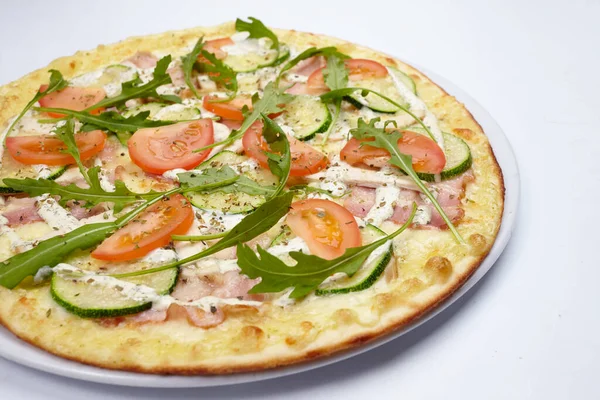 Pizza Saborosa Placa Branca Vista Próxima — Fotografia de Stock