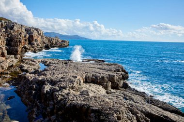 güneşli bir günde Karadağ 'da güzel bir deniz manzarası