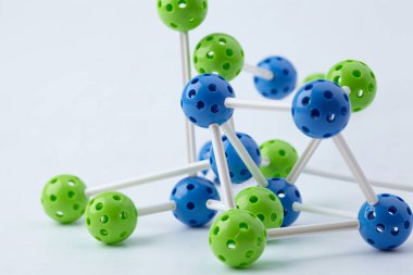 Beyaz arkaplanda moleküler yapı izole edildi, yakın görünüm 