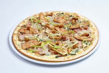 Beyaz tabakta etli ve mantarlı pizza, yakın görüş. 