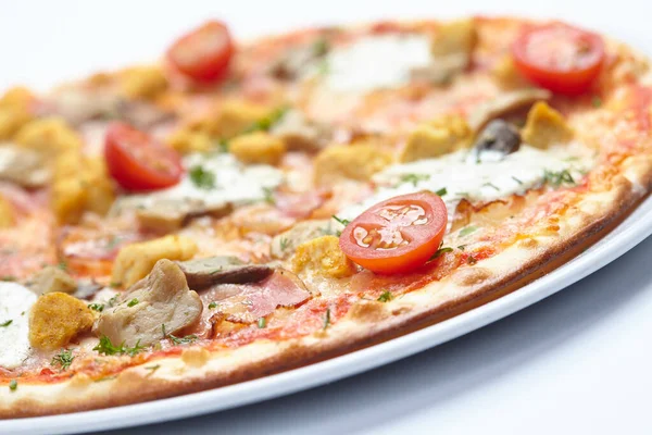 Pizza Saborosa Com Tomate Cereja Placa Branca Vista Perto — Fotografia de Stock