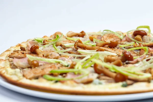 Pizza Met Vlees Champignons Wit Bord Van Dichtbij Bekeken — Stockfoto