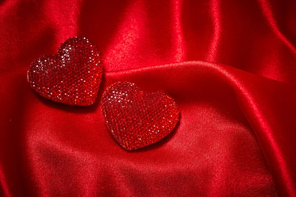 Valentýn Srdce Červeném Hedvábí Tkaniny Valentýna Pozadí — Stock fotografie