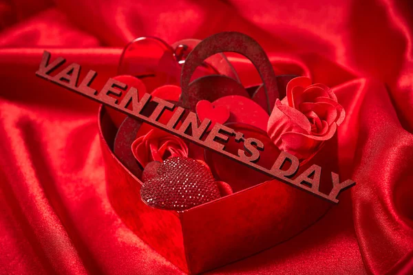 Красивые Красные Украшения День Святого Валентина Красной Шелковой Ткани — стоковое фото