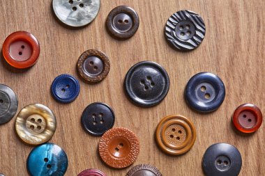 Çok renkli antika düğmelerin arkaplanı, yakın görüş 