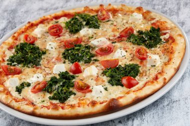 Beyaz tabakta taze pizza, üst manzara.
