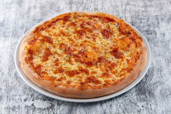 Φρέσκια Πίτσα Λευκό Πιάτο Κορυφαία Προβολή — Φωτογραφία Αρχείου