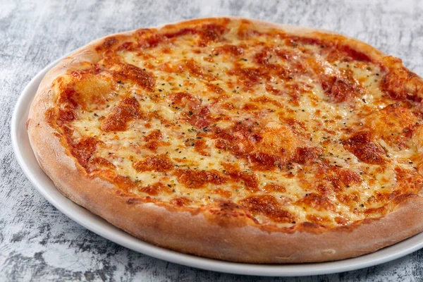 Friss Pizza Fehér Tányéron Felülnézet — Stock Fotó
