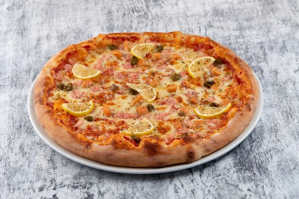 Pizza Fresca Placa Branca Vista Superior — Fotografia de Stock