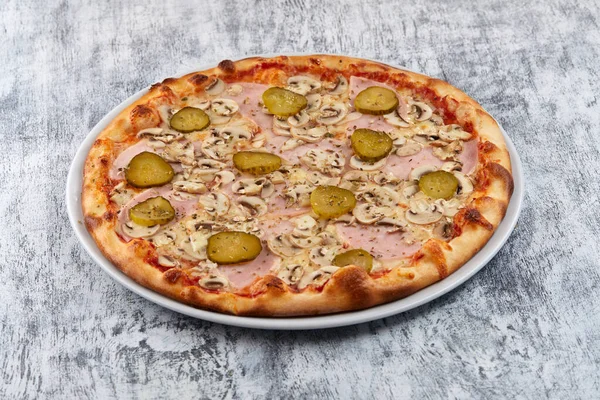 Frische Pizza Auf Weißem Teller Draufsicht — Stockfoto
