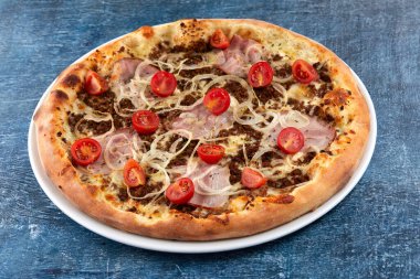 Beyaz tabakta taze pizza, üst manzara.