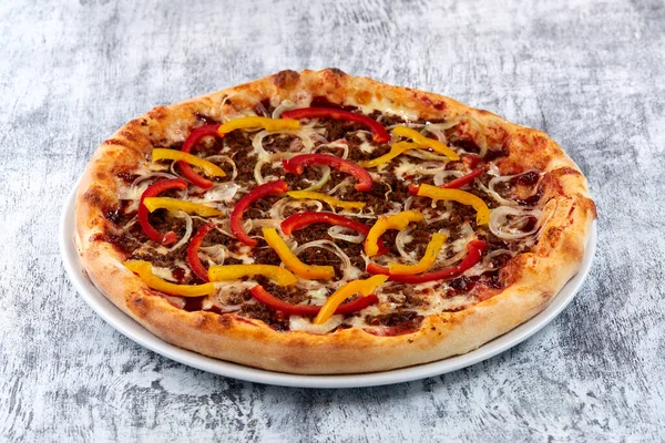Färsk Pizza Vit Tallrik Ovanifrån — Stockfoto