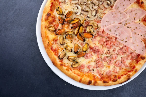 Fresh Pizza White Plate Top View — Stock Photo, Image