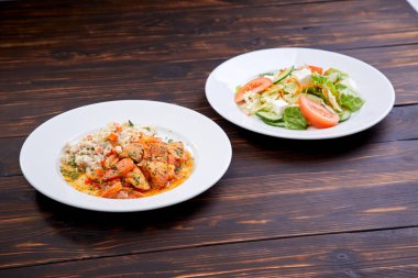 Arpalı et ve beyaz tabakta salata, yakın görüş. 