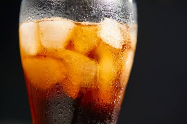  Kola içerken buz küpleri, yakın görüş. 