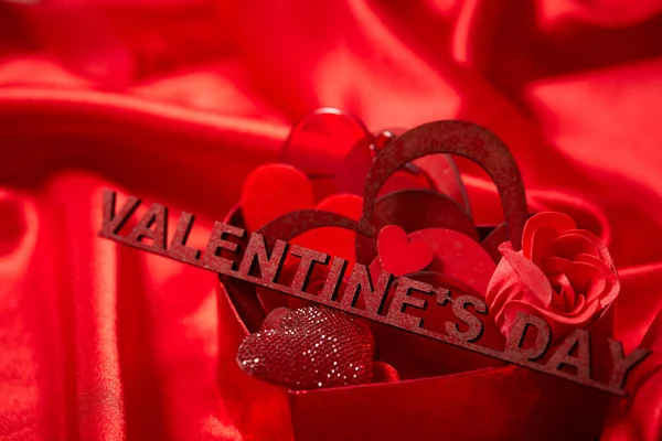 Schöne Rote Dekorationen Zum Valentinstag Auf Rotem Seidenstoff — Stockfoto