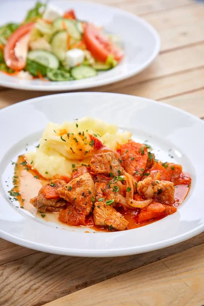 Hühnchen Mit Kartoffelbrei Und Salat Auf Weißen Tellern Nahsicht — Stockfoto