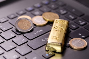 Para, bilgisayardaki altın külçeler gibidir. Yakın görüş. 