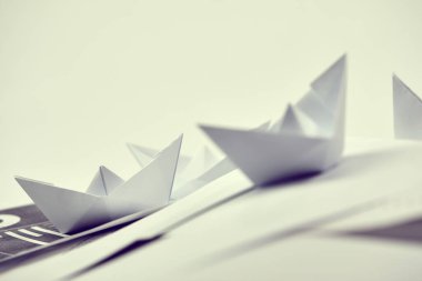 İş konsepti, kağıt tekne ve belgeler