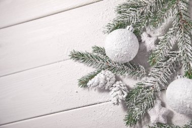 Noel ağacı dalları ve takıları olan Noel kartı, yakın görüş. 