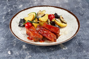 Fırında sebzeli ızgara pirzola, yakın görüş. 