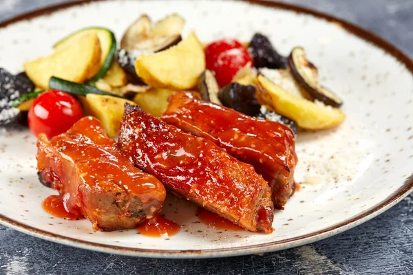 Gegrilde Ribben Met Gebakken Groenten Bord Van Dichtbij Bekeken — Stockfoto