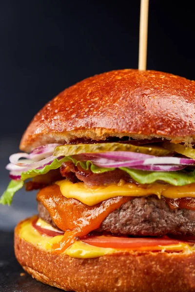 Smakelijke Hamburger Met Runderkotelet Groenten Dichtbij Uitzicht — Stockfoto