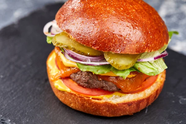 Ízletes Burger Marhahússal Zöldségekkel Közelről — Stock Fotó