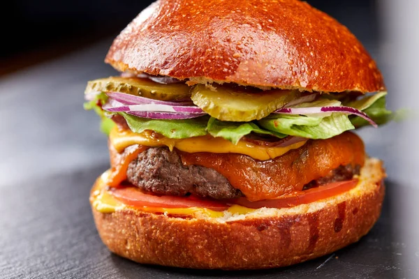 Ízletes Burger Marhahússal Zöldségekkel Közelről — Stock Fotó