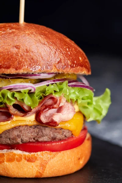 Sabrosa Hamburguesa Con Chuleta Res Verduras Vista Cercana —  Fotos de Stock